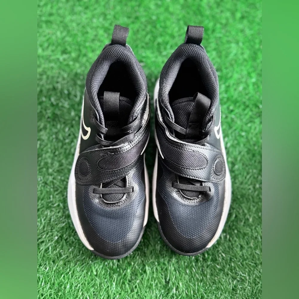 Nike Team Hustle D 11 Black White (GS) Size‎ 3.5Y